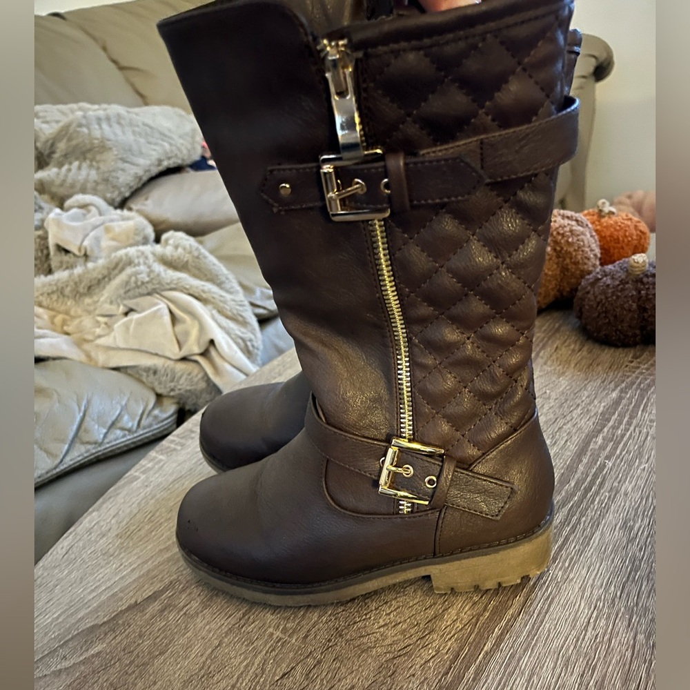 Brown Quilted Knee-High Boots with Buckles
Little girls size 2
